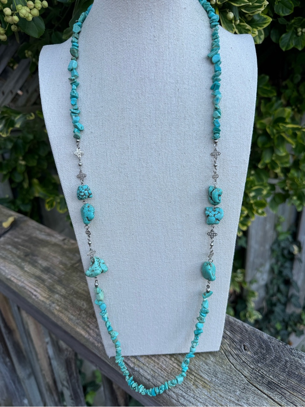 Dyed Turquoise Howlite Chip Necklace with Silver Tone Quatrefoil Accents